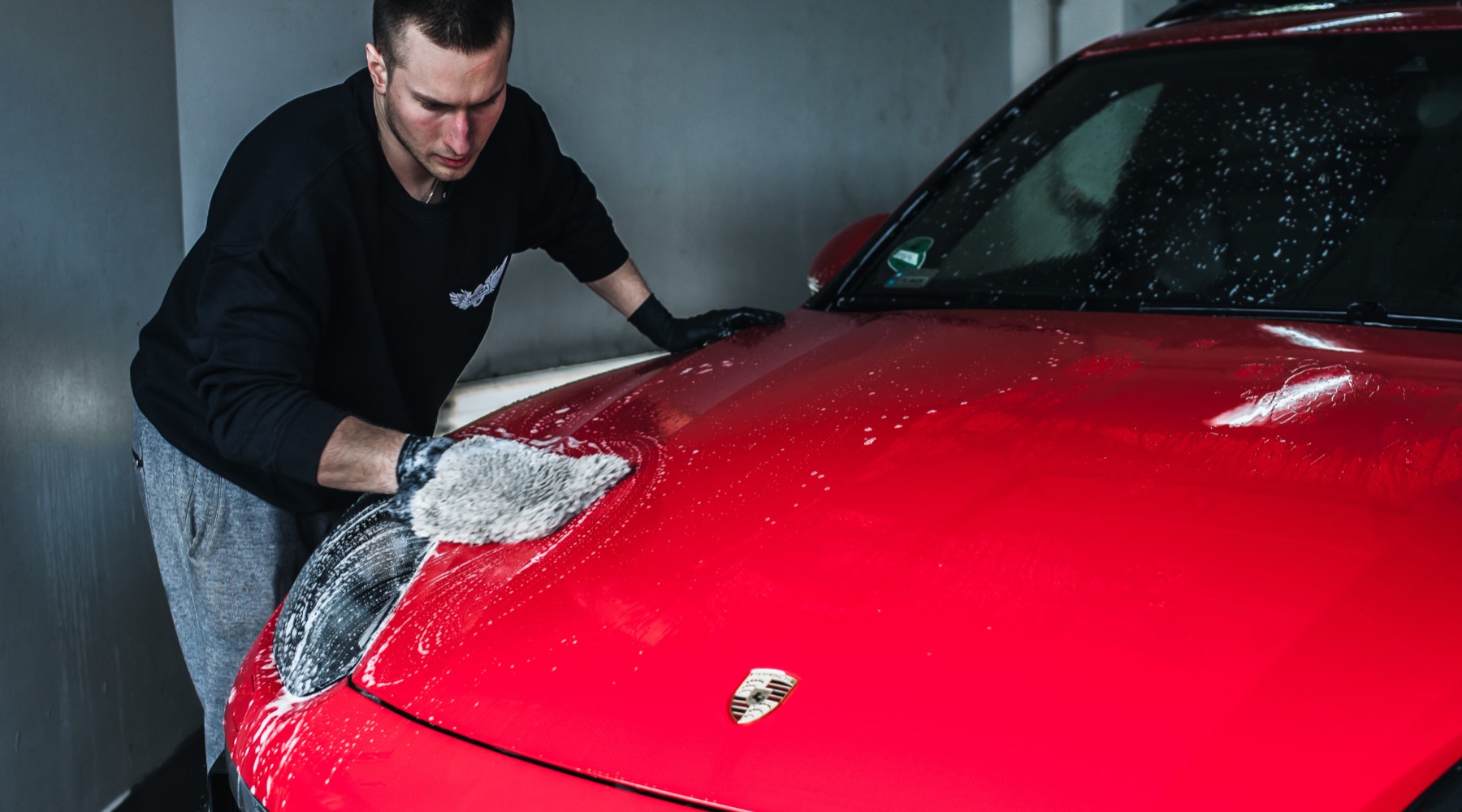 Pracownik  myjący Porsche na ręcznej myjni samochodowej na Krucza 18 w Osielsku obok Bydgoszczy.