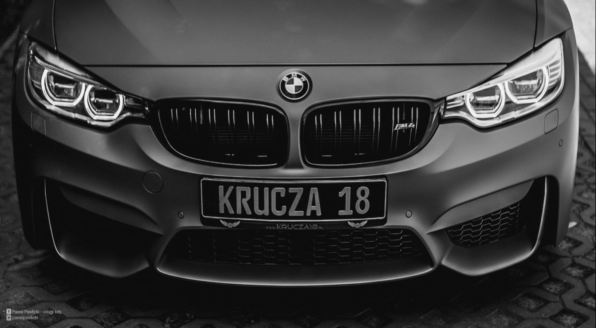 Przód BMW po zmianie koloru folią na Krucza 18 w Osielsku obok Bydgoszczy.