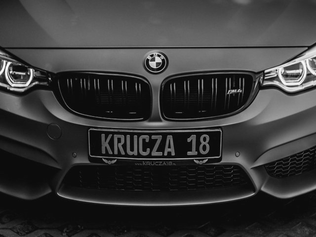 Przód BMW po zmianie koloru folią na Krucza 18 w Osielsku obok Bydgoszczy.