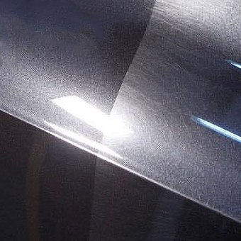 Zdjęcie karoserii przed i po korekcie lakieru na Krucza 18 w Osielsku obok Bydgoszczy.